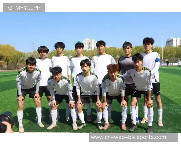 激烈角逐与团结拼搏足球赛场上的青春热血瞬间